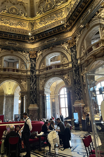Café im Kunsthistorischen Museum - noch bis 12. Januar 2025 (©Foto: Gaby Hildenbrandt) 